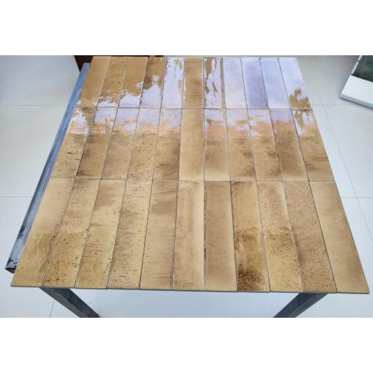 hullamos sarga rusztikus mediterran bezs csempe burkolat kezzel keszult antikolt elu furdoszoba konyha falburkolat  3.jpg